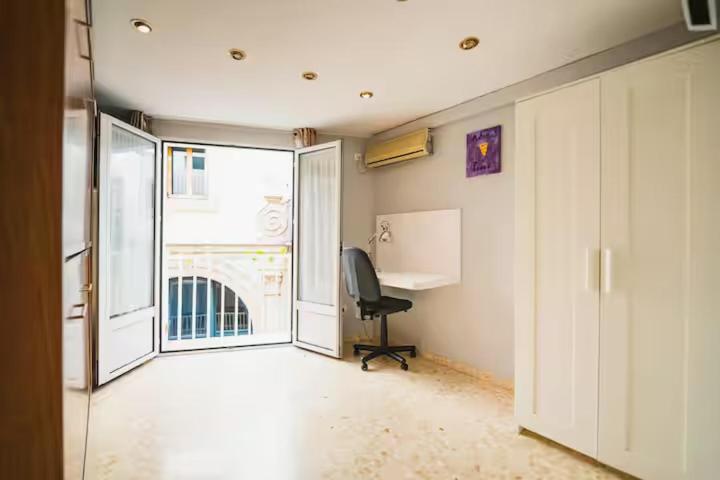 Charming 2 Bedroom In The Heart Of *